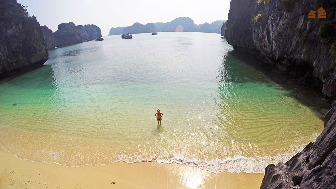 relax on Ba Trai Dao beach