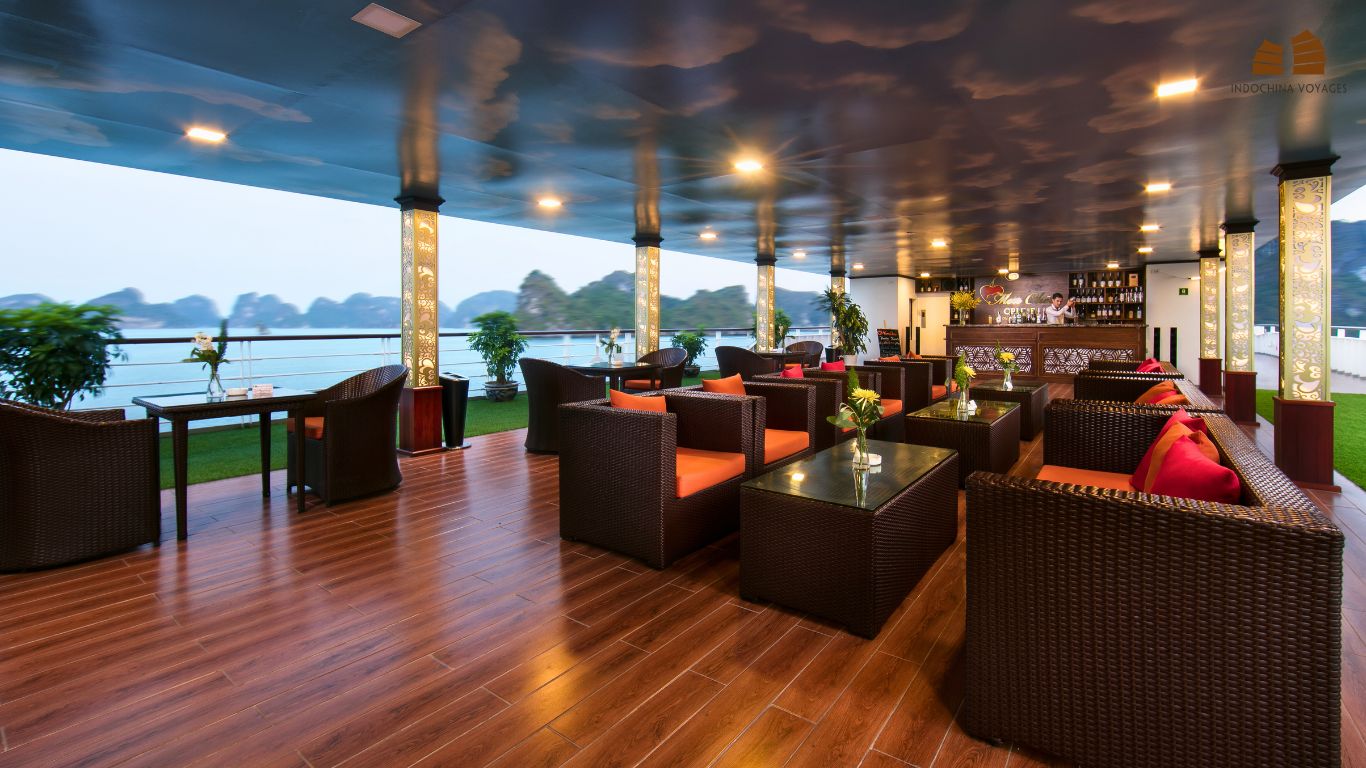 Mon Cheri cruise bar