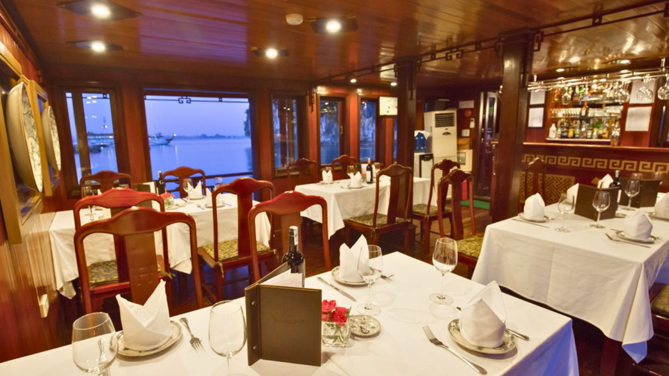 dining on Dragon Junk Cruise